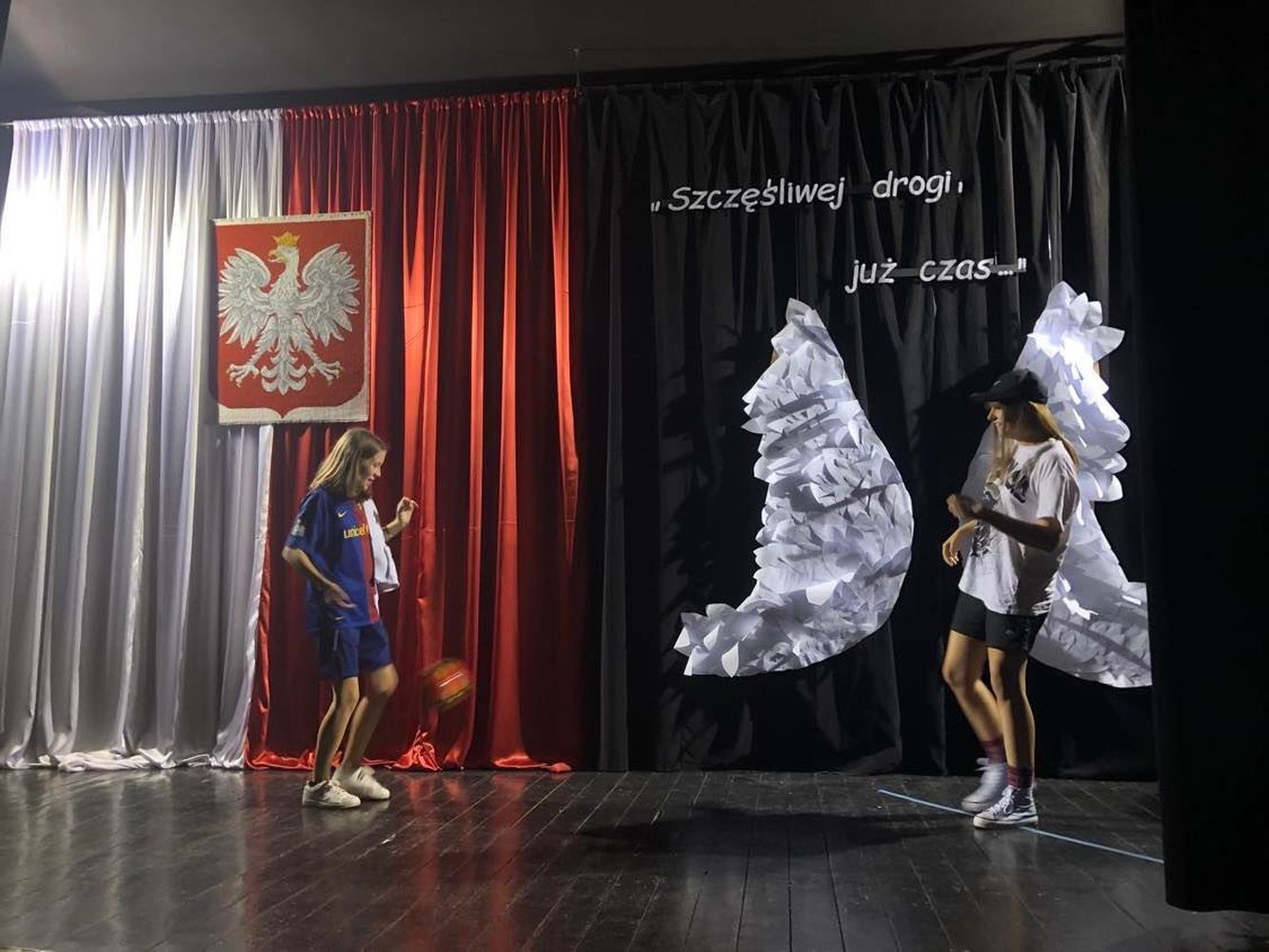 Czy to możliwe, aby uczniowie nie mogli doczekać się pójścia do szkoły? By ochoczo do niej pędzili? Wydaje się to nie do pomyślenia? A jednak… To wydarzyło się naprawdę. Gdzie? W naszej szkole! Tylko… nocą! Może trzeba lekcje przenieść w tryb nocny :). Do naszej dyspozycji była cała szkoła, zaczęliśmy od podchodów, następnie kabaret przygotowany przez uczennice klasy 8 c dla chłopców z okazji Dnia Chłopaka. Kolejna niespodzianka dla chłopców to maseczki odświeżające. Oczywiście nie obyło się również bez gry w Mafię. To była pracowita i udana noc.