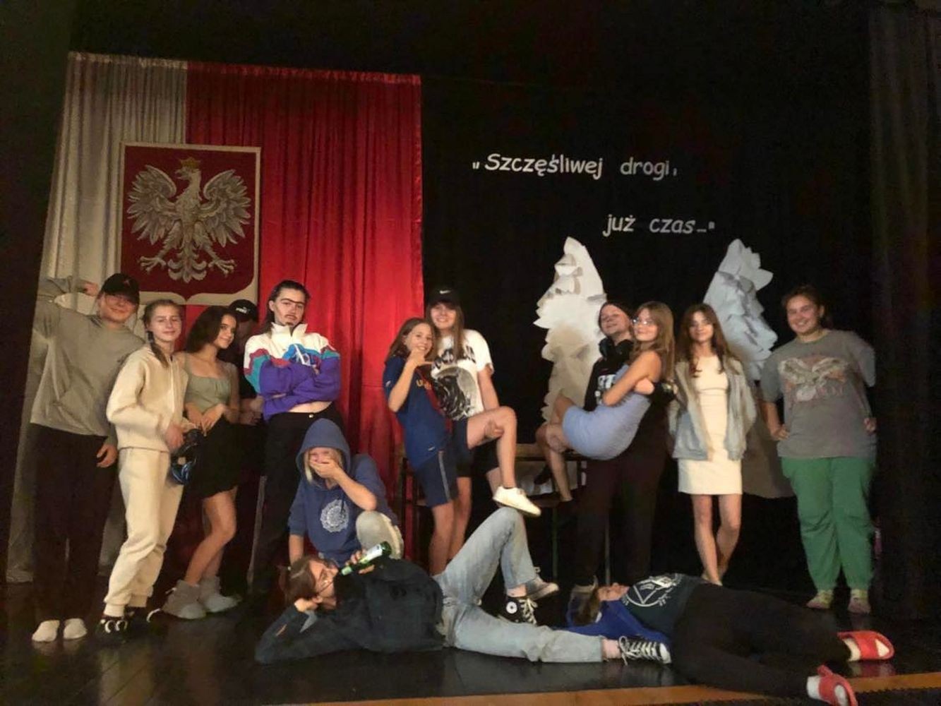 Czy to możliwe, aby uczniowie nie mogli doczekać się pójścia do szkoły? By ochoczo do niej pędzili? Wydaje się to nie do pomyślenia? A jednak… To wydarzyło się naprawdę. Gdzie? W naszej szkole! Tylko… nocą! Może trzeba lekcje przenieść w tryb nocny :). Do naszej dyspozycji była cała szkoła, zaczęliśmy od podchodów, następnie kabaret przygotowany przez uczennice klasy 8 c dla chłopców z okazji Dnia Chłopaka. Kolejna niespodzianka dla chłopców to maseczki odświeżające. Oczywiście nie obyło się również bez gry w Mafię. To była pracowita i udana noc.