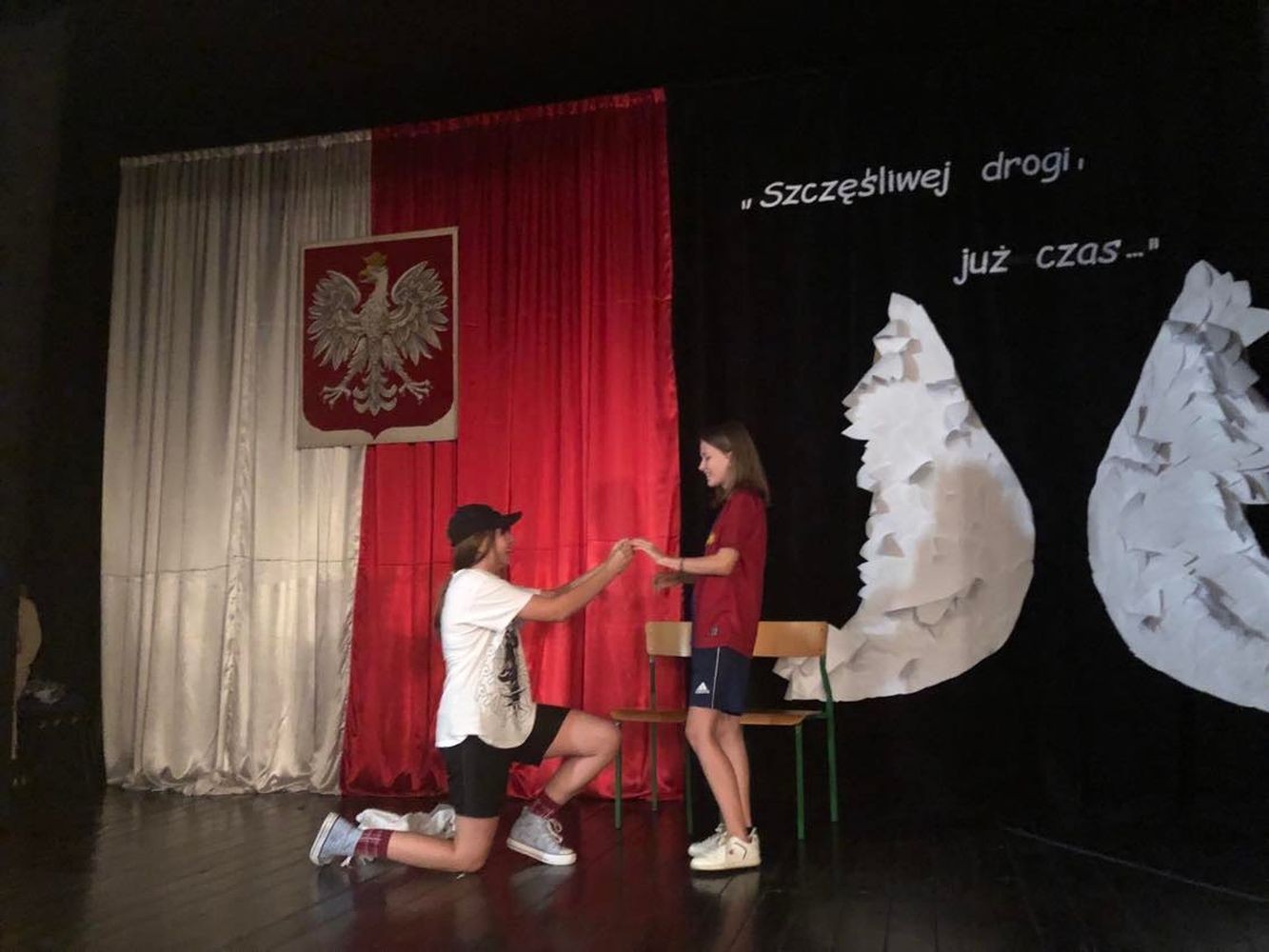Czy to możliwe, aby uczniowie nie mogli doczekać się pójścia do szkoły? By ochoczo do niej pędzili? Wydaje się to nie do pomyślenia? A jednak… To wydarzyło się naprawdę. Gdzie? W naszej szkole! Tylko… nocą! Może trzeba lekcje przenieść w tryb nocny :). Do naszej dyspozycji była cała szkoła, zaczęliśmy od podchodów, następnie kabaret przygotowany przez uczennice klasy 8 c dla chłopców z okazji Dnia Chłopaka. Kolejna niespodzianka dla chłopców to maseczki odświeżające. Oczywiście nie obyło się również bez gry w Mafię. To była pracowita i udana noc.