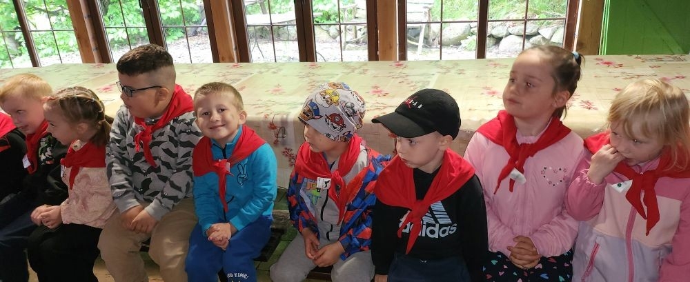 	Dnia 22 maja 20205 roku dzieci  z grupy „Zajączki” oraz „Leśne Skrzaty” z oddziałów przedszkolnych przy SP2 udały się na wycieczkę do Zagrody Edukacyjnej „Ziołowy Dzbanek” . Podczas wizyty dzieci uczestniczyły w warsztatach, gdzie miały okazję własnoręcznie wykonać piękny prezent, który wręczą podczas  zbliżającego się
” Dnia Mamy”. Kolejną atrakcją dla dzieci był spacer po „Ogrodzie Ziołowym”, gdzie  miały okazję zobaczyć, powąchać  oraz poznać zastosowanie niektórych ziół. Natomiast w „Chacie Zielarskiej”miały okazję zobaczyć różne sprzęty codziennego użytku z dawnych lat. Dodatkową atrakcją dla dzieci było spotkanie ze zwierzętami w mini zoo, gdzie mogły dosyć nieśmiało z małą dozą niepewności nakarmić znajdujące się tam zwierzęta. Na zakończenie pełnej emocji wizyty dzieci zjadły przygotowane przez gospodarzy pyszne czekoladowe babeczki i wypiły domowy kompot. Uśmiech na twarzach dzieci był najlepszym dowodem na to , iż wycieczkę możemy uznać za udaną :)
