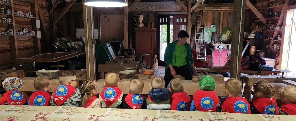 	Dnia 22 maja 20205 roku dzieci  z grupy „Zajączki” oraz „Leśne Skrzaty” z oddziałów przedszkolnych przy SP2 udały się na wycieczkę do Zagrody Edukacyjnej „Ziołowy Dzbanek” . Podczas wizyty dzieci uczestniczyły w warsztatach, gdzie miały okazję własnoręcznie wykonać piękny prezent, który wręczą podczas  zbliżającego się
” Dnia Mamy”. Kolejną atrakcją dla dzieci był spacer po „Ogrodzie Ziołowym”, gdzie  miały okazję zobaczyć, powąchać  oraz poznać zastosowanie niektórych ziół. Natomiast w „Chacie Zielarskiej”miały okazję zobaczyć różne sprzęty codziennego użytku z dawnych lat. Dodatkową atrakcją dla dzieci było spotkanie ze zwierzętami w mini zoo, gdzie mogły dosyć nieśmiało z małą dozą niepewności nakarmić znajdujące się tam zwierzęta. Na zakończenie pełnej emocji wizyty dzieci zjadły przygotowane przez gospodarzy pyszne czekoladowe babeczki i wypiły domowy kompot. Uśmiech na twarzach dzieci był najlepszym dowodem na to , iż wycieczkę możemy uznać za udaną :)
