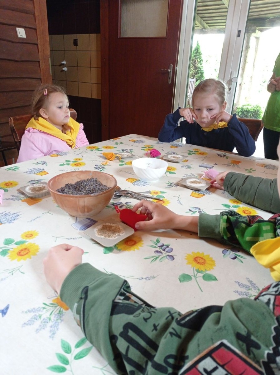Dnia 22 maja 20205 roku dzieci z grupy „Zajączki” oraz „Leśne Skrzaty” z oddziałów przedszkolnych przy SP2 udały się na wycieczkę do Zagrody Edukacyjnej „Ziołowy Dzbanek” . Podczas wizyty dzieci uczestniczyły w warsztatach, gdzie miały okazję własnoręcznie wykonać piękny prezent, który wręczą podczas zbliżającego się
” Dnia Mamy”. Kolejną atrakcją dla dzieci był spacer po „Ogrodzie Ziołowym”, gdzie miały okazję zobaczyć, powąchać oraz poznać zastosowanie niektórych ziół. Natomiast w „Chacie Zielarskiej”miały okazję zobaczyć różne sprzęty codziennego użytku z dawnych lat. Dodatkową atrakcją dla dzieci było spotkanie ze zwierzętami w mini zoo, gdzie mogły dosyć nieśmiało z małą dozą niepewności nakarmić znajdujące się tam zwierzęta. Na zakończenie pełnej emocji wizyty dzieci zjadły przygotowane przez gospodarzy pyszne czekoladowe babeczki i wypiły domowy kompot. Uśmiech na twarzach dzieci był najlepszym dowodem na to , iż wycieczkę możemy uznać za udaną :)