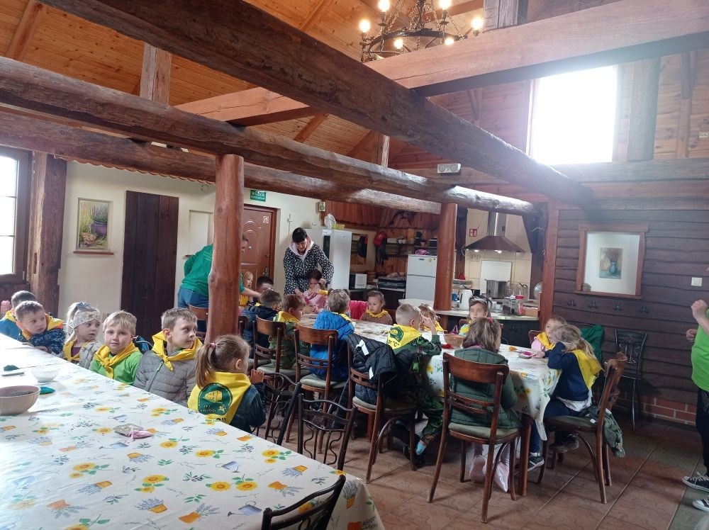 Dnia 22 maja 20205 roku dzieci z grupy „Zajączki” oraz „Leśne Skrzaty” z oddziałów przedszkolnych przy SP2 udały się na wycieczkę do Zagrody Edukacyjnej „Ziołowy Dzbanek” . Podczas wizyty dzieci uczestniczyły w warsztatach, gdzie miały okazję własnoręcznie wykonać piękny prezent, który wręczą podczas zbliżającego się
” Dnia Mamy”. Kolejną atrakcją dla dzieci był spacer po „Ogrodzie Ziołowym”, gdzie miały okazję zobaczyć, powąchać oraz poznać zastosowanie niektórych ziół. Natomiast w „Chacie Zielarskiej”miały okazję zobaczyć różne sprzęty codziennego użytku z dawnych lat. Dodatkową atrakcją dla dzieci było spotkanie ze zwierzętami w mini zoo, gdzie mogły dosyć nieśmiało z małą dozą niepewności nakarmić znajdujące się tam zwierzęta. Na zakończenie pełnej emocji wizyty dzieci zjadły przygotowane przez gospodarzy pyszne czekoladowe babeczki i wypiły domowy kompot. Uśmiech na twarzach dzieci był najlepszym dowodem na to , iż wycieczkę możemy uznać za udaną :)