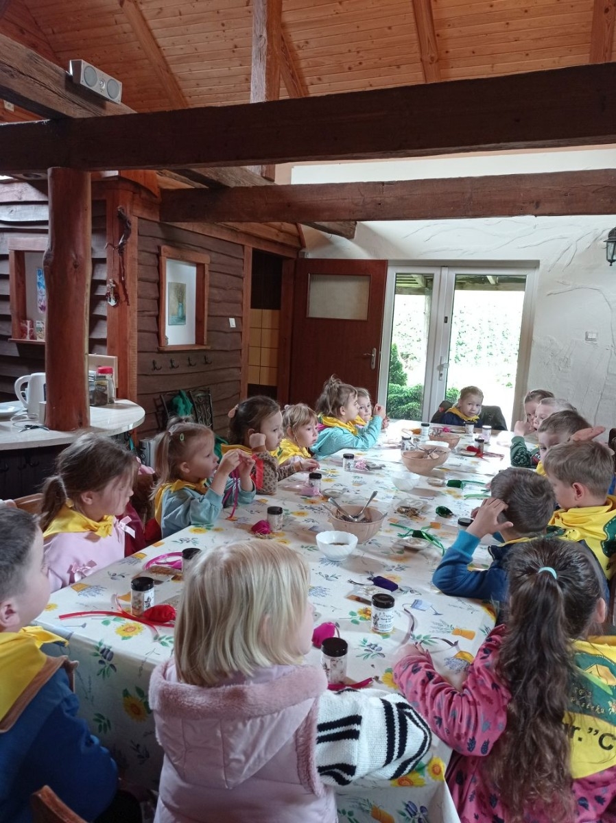 Dnia 22 maja 20205 roku dzieci z grupy „Zajączki” oraz „Leśne Skrzaty” z oddziałów przedszkolnych przy SP2 udały się na wycieczkę do Zagrody Edukacyjnej „Ziołowy Dzbanek” . Podczas wizyty dzieci uczestniczyły w warsztatach, gdzie miały okazję własnoręcznie wykonać piękny prezent, który wręczą podczas zbliżającego się
” Dnia Mamy”. Kolejną atrakcją dla dzieci był spacer po „Ogrodzie Ziołowym”, gdzie miały okazję zobaczyć, powąchać oraz poznać zastosowanie niektórych ziół. Natomiast w „Chacie Zielarskiej”miały okazję zobaczyć różne sprzęty codziennego użytku z dawnych lat. Dodatkową atrakcją dla dzieci było spotkanie ze zwierzętami w mini zoo, gdzie mogły dosyć nieśmiało z małą dozą niepewności nakarmić znajdujące się tam zwierzęta. Na zakończenie pełnej emocji wizyty dzieci zjadły przygotowane przez gospodarzy pyszne czekoladowe babeczki i wypiły domowy kompot. Uśmiech na twarzach dzieci był najlepszym dowodem na to , iż wycieczkę możemy uznać za udaną :)