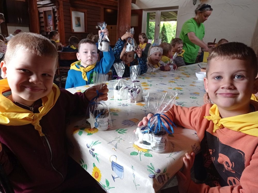 Dnia 22 maja 20205 roku dzieci z grupy „Zajączki” oraz „Leśne Skrzaty” z oddziałów przedszkolnych przy SP2 udały się na wycieczkę do Zagrody Edukacyjnej „Ziołowy Dzbanek” . Podczas wizyty dzieci uczestniczyły w warsztatach, gdzie miały okazję własnoręcznie wykonać piękny prezent, który wręczą podczas zbliżającego się
” Dnia Mamy”. Kolejną atrakcją dla dzieci był spacer po „Ogrodzie Ziołowym”, gdzie miały okazję zobaczyć, powąchać oraz poznać zastosowanie niektórych ziół. Natomiast w „Chacie Zielarskiej”miały okazję zobaczyć różne sprzęty codziennego użytku z dawnych lat. Dodatkową atrakcją dla dzieci było spotkanie ze zwierzętami w mini zoo, gdzie mogły dosyć nieśmiało z małą dozą niepewności nakarmić znajdujące się tam zwierzęta. Na zakończenie pełnej emocji wizyty dzieci zjadły przygotowane przez gospodarzy pyszne czekoladowe babeczki i wypiły domowy kompot. Uśmiech na twarzach dzieci był najlepszym dowodem na to , iż wycieczkę możemy uznać za udaną :)