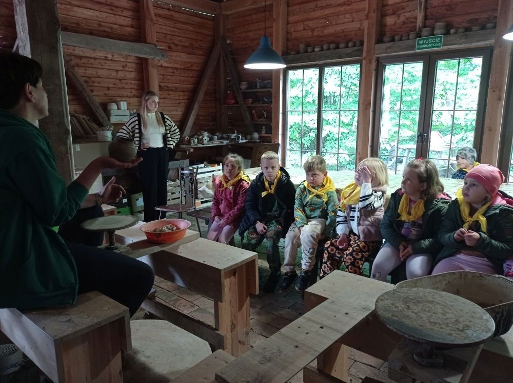 Dnia 22 maja 20205 roku dzieci z grupy „Zajączki” oraz „Leśne Skrzaty” z oddziałów przedszkolnych przy SP2 udały się na wycieczkę do Zagrody Edukacyjnej „Ziołowy Dzbanek” . Podczas wizyty dzieci uczestniczyły w warsztatach, gdzie miały okazję własnoręcznie wykonać piękny prezent, który wręczą podczas zbliżającego się
” Dnia Mamy”. Kolejną atrakcją dla dzieci był spacer po „Ogrodzie Ziołowym”, gdzie miały okazję zobaczyć, powąchać oraz poznać zastosowanie niektórych ziół. Natomiast w „Chacie Zielarskiej”miały okazję zobaczyć różne sprzęty codziennego użytku z dawnych lat. Dodatkową atrakcją dla dzieci było spotkanie ze zwierzętami w mini zoo, gdzie mogły dosyć nieśmiało z małą dozą niepewności nakarmić znajdujące się tam zwierzęta. Na zakończenie pełnej emocji wizyty dzieci zjadły przygotowane przez gospodarzy pyszne czekoladowe babeczki i wypiły domowy kompot. Uśmiech na twarzach dzieci był najlepszym dowodem na to , iż wycieczkę możemy uznać za udaną :)