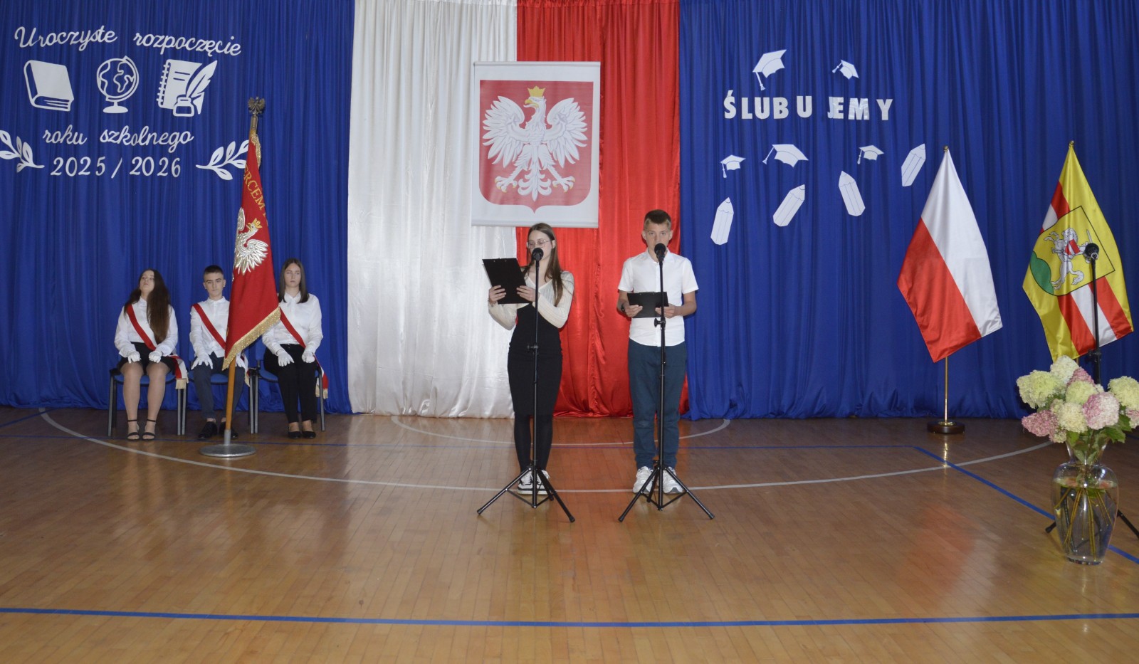 1 września 2025 roku w naszej szkole odbyły się dwie uroczyste akademie z okazji rozpoczęcia nowego roku szkolnego.
W pierwszej części uczestniczyli uczniowie klas IV–VIII. Podczas uroczystości Pani Dyrektor Agnieszka Cieklińska życzyła wszystkim uczniom, nauczycielom i pracownikom szkoły owocnej pracy oraz wielu sukcesów w nadchodzącym roku szkolnym. Głos zabrała również przewodnicząca Rady Rodziców - Pani Anna Szymanek, przekazując serdeczne życzenia powodzenia i satysfakcji z podejmowanych działań.
Druga akademia była skierowana do uczniów klas I–III. Szczególnie uroczystym momentem było ślubowanie uczniów klas pierwszych, którzy oficjalnie dołączyli do społeczności szkolnej. Swoją obecnością zaszczyciła nas Pani Elżbieta Wasiuk - Burmistrz Pasłęka oraz przedstawicielka Rady Rodziców - Pani Monika Cendrowska, które również skierowały ciepłe słowa do uczniów i ich rodzin, życząc pomyślności oraz wielu radosnych chwil w nowym roku szkolnym.
Dziękujemy wszystkim za udział w uroczystości i życzymy wspaniałego roku pełnego wiedzy, wyzwań i sukcesów!