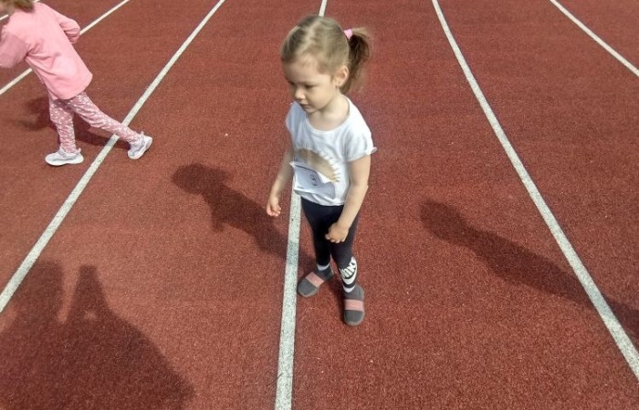 Dnia 13.06 dzieci z grup starszych naszego przedszkola wzięły udział w III Edycji Olimpiady Przedszkolaka. Na przedszkolaków czekały konkurencje sportowe przygotowane przez głównego organizatora tj. Pasłęcki Szkolny Związek Sportowy. Rywalizowaliśmy m.in. w biegach, slalomach z piłką, strzałach do bramki. Na koniec czekały na nas medale i słodkie niespodzianki.