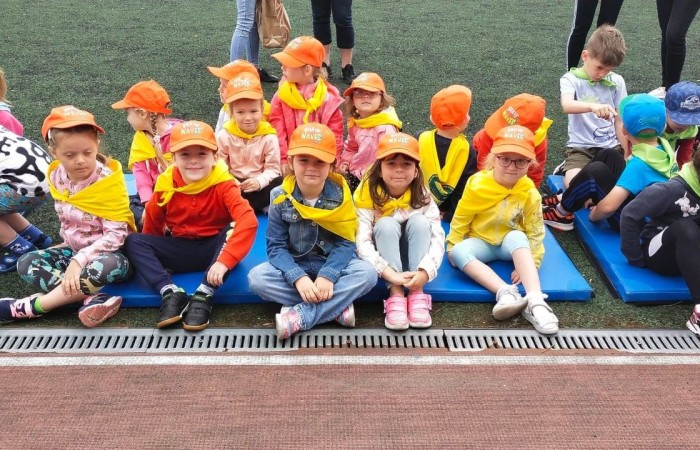 Dnia 13.06 dzieci z grup starszych naszego przedszkola wzięły udział w III Edycji Olimpiady Przedszkolaka. Na przedszkolaków czekały konkurencje sportowe przygotowane przez głównego organizatora tj. Pasłęcki Szkolny Związek Sportowy. Rywalizowaliśmy m.in. w biegach, slalomach z piłką, strzałach do bramki. Na koniec czekały na nas medale i słodkie niespodzianki.