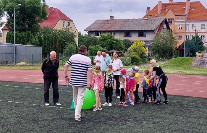 Dnia 13.06 dzieci z grup starszych naszego przedszkola wzięły udział w III Edycji Olimpiady Przedszkolaka. Na przedszkolaków czekały konkurencje sportowe przygotowane przez głównego organizatora tj. Pasłęcki Szkolny Związek Sportowy. Rywalizowaliśmy m.in. w biegach, slalomach z piłką, strzałach do bramki. Na koniec czekały na nas medale i słodkie niespodzianki.