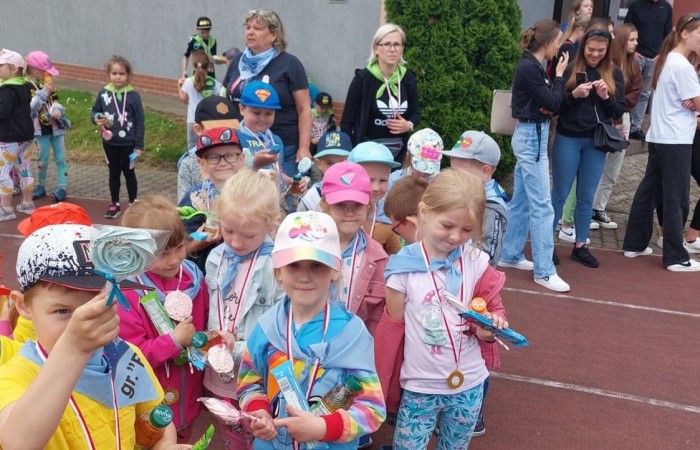 Dnia 13.06 dzieci z grup starszych naszego przedszkola wzięły udział w III Edycji Olimpiady Przedszkolaka. Na przedszkolaków czekały konkurencje sportowe przygotowane przez głównego organizatora tj. Pasłęcki Szkolny Związek Sportowy. Rywalizowaliśmy m.in. w biegach, slalomach z piłką, strzałach do bramki. Na koniec czekały na nas medale i słodkie niespodzianki.