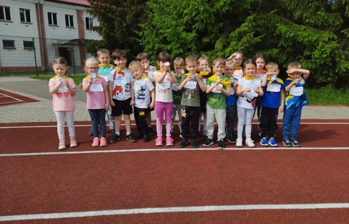 Dnia 13.06 dzieci z grup starszych naszego przedszkola wzięły udział w III Edycji Olimpiady Przedszkolaka. Na przedszkolaków czekały konkurencje sportowe przygotowane przez głównego organizatora tj. Pasłęcki Szkolny Związek Sportowy. Rywalizowaliśmy m.in. w biegach, slalomach z piłką, strzałach do bramki. Na koniec czekały na nas medale i słodkie niespodzianki.