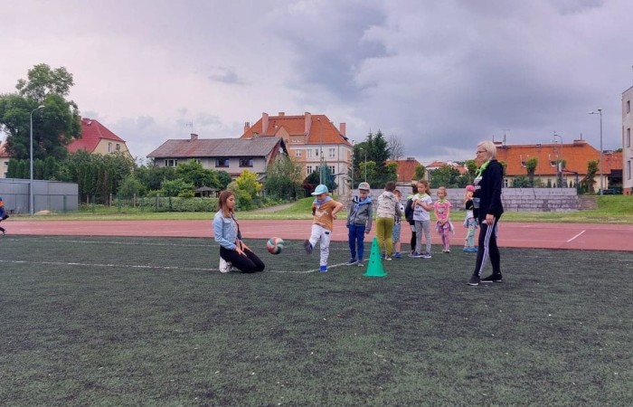 Dnia 13.06 dzieci z grup starszych naszego przedszkola wzięły udział w III Edycji Olimpiady Przedszkolaka. Na przedszkolaków czekały konkurencje sportowe przygotowane przez głównego organizatora tj. Pasłęcki Szkolny Związek Sportowy. Rywalizowaliśmy m.in. w biegach, slalomach z piłką, strzałach do bramki. Na koniec czekały na nas medale i słodkie niespodzianki.