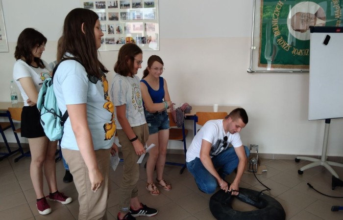 9 czerwca trzy klasy ósme udały się do Zespołu Szkół Ekonomicznych i Technicznych w Pasłęku. Wyjście zorganizowano w ramach zajęć z doradztwa zawodowego. Podczas pobytu w w/w placówce  uczniowie wzięli udział w konkursach i zabawach związanych z tematyką dostępnych tam kierunków kształcenia. Dzięki tego rodzaju aktywności mogli poznać bogatą ofertą odwiedzonej szkoły oraz pogłębić  wiedzę na temat m.in. ekonomii, agrobiznesu czy gastronomi. 
Zajęcia, w których uczniowie naszej szkoły wzięli udział były doskonałą okazją do ukazania im możliwych perspektyw na przyszłość . Zabawa była udana. Do szkoły wróciliśmy z pucharami i nagrodami za udział w konkurencjach.
