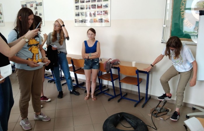 9 czerwca trzy klasy ósme udały się do Zespołu Szkół Ekonomicznych i Technicznych w Pasłęku. Wyjście zorganizowano w ramach zajęć z doradztwa zawodowego. Podczas pobytu w w/w placówce  uczniowie wzięli udział w konkursach i zabawach związanych z tematyką dostępnych tam kierunków kształcenia. Dzięki tego rodzaju aktywności mogli poznać bogatą ofertą odwiedzonej szkoły oraz pogłębić  wiedzę na temat m.in. ekonomii, agrobiznesu czy gastronomi. 
Zajęcia, w których uczniowie naszej szkoły wzięli udział były doskonałą okazją do ukazania im możliwych perspektyw na przyszłość . Zabawa była udana. Do szkoły wróciliśmy z pucharami i nagrodami za udział w konkurencjach.
