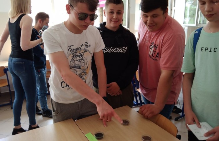 9 czerwca trzy klasy ósme udały się do Zespołu Szkół Ekonomicznych i Technicznych w Pasłęku. Wyjście zorganizowano w ramach zajęć z doradztwa zawodowego. Podczas pobytu w w/w placówce  uczniowie wzięli udział w konkursach i zabawach związanych z tematyką dostępnych tam kierunków kształcenia. Dzięki tego rodzaju aktywności mogli poznać bogatą ofertą odwiedzonej szkoły oraz pogłębić  wiedzę na temat m.in. ekonomii, agrobiznesu czy gastronomi. 
Zajęcia, w których uczniowie naszej szkoły wzięli udział były doskonałą okazją do ukazania im możliwych perspektyw na przyszłość . Zabawa była udana. Do szkoły wróciliśmy z pucharami i nagrodami za udział w konkurencjach.
