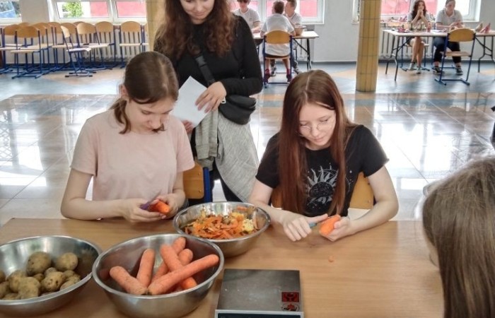 9 czerwca trzy klasy ósme udały się do Zespołu Szkół Ekonomicznych i Technicznych w Pasłęku. Wyjście zorganizowano w ramach zajęć z doradztwa zawodowego. Podczas pobytu w w/w placówce  uczniowie wzięli udział w konkursach i zabawach związanych z tematyką dostępnych tam kierunków kształcenia. Dzięki tego rodzaju aktywności mogli poznać bogatą ofertą odwiedzonej szkoły oraz pogłębić  wiedzę na temat m.in. ekonomii, agrobiznesu czy gastronomi. 
Zajęcia, w których uczniowie naszej szkoły wzięli udział były doskonałą okazją do ukazania im możliwych perspektyw na przyszłość . Zabawa była udana. Do szkoły wróciliśmy z pucharami i nagrodami za udział w konkurencjach.
