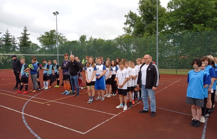 W środę 15 czerwca 2022 r na zaproszenie ZSEiT w Pasłęku, uczniowie naszej szkoły wzięli
udział w Turnieju Piłki Siatkowej i Piłki Nożnej o puchar Dyrektora ZSEiT.
Turniej rozegrano przy sprzyjającej pogodzie na miejscowym Orliku.
Puchar Dyrektora ZSEi T w Piłce Siatkowej zdobyły dziewczęta ze Szkoły Podstawowej w
Rychlikach, drużyna naszych dziewcząt zajęła 2 miejsce.
Natomiast chłopcy uplasowali się na 3 miejscu.
Zawodnikom i zawodniczkom gratulujemy.
