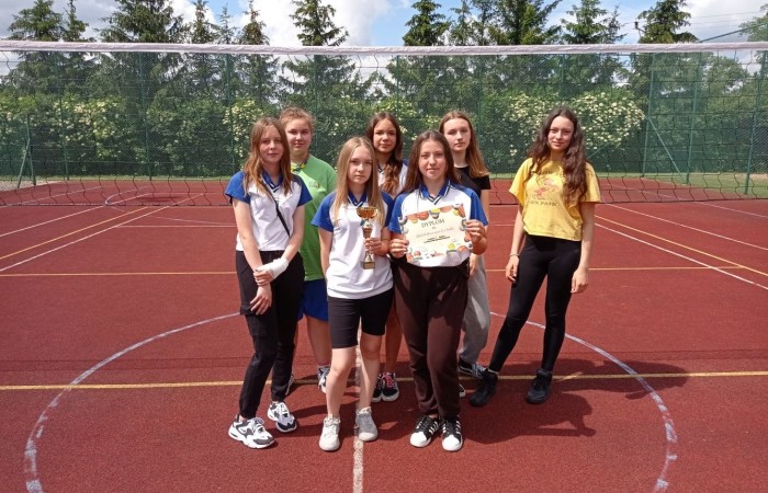 W środę 15 czerwca 2022 r na zaproszenie ZSEiT w Pasłęku, uczniowie naszej szkoły wzięli
udział w Turnieju Piłki Siatkowej i Piłki Nożnej o puchar Dyrektora ZSEiT.
Turniej rozegrano przy sprzyjającej pogodzie na miejscowym Orliku.
Puchar Dyrektora ZSEi T w Piłce Siatkowej zdobyły dziewczęta ze Szkoły Podstawowej w
Rychlikach, drużyna naszych dziewcząt zajęła 2 miejsce.
Natomiast chłopcy uplasowali się na 3 miejscu.
Zawodnikom i zawodniczkom gratulujemy.