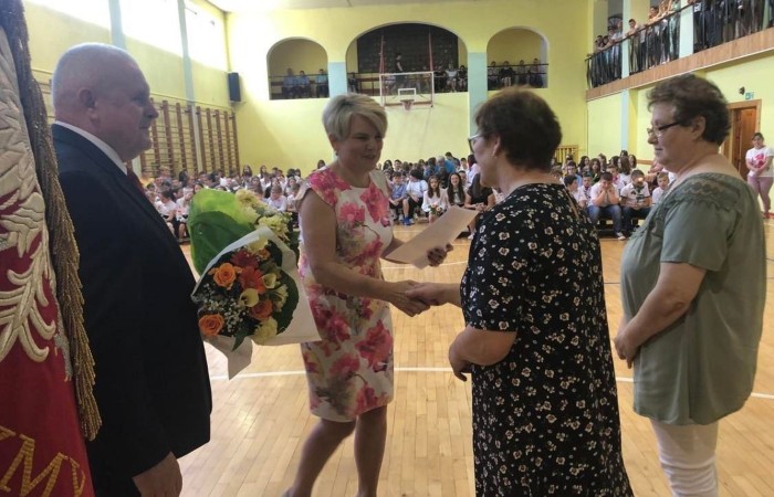 Rok szkolny 2021/2022 oficjalnie można już uznać za zakończony. Pożegnanie ze szkołą miało miejsce w piątek 24 czerwca. Wśród zaproszonych gości głos zabrał Burmistrz Pasłęka Wiesław Śniecikowski, który uroczyście wręczył nominację na stanowisko Dyrektora Szkoły Podstawowej nr 2 w Pasłęku Pani  Agnieszce Cieklińskiej. W tym wyjątkowym dniu pożegnaliśmy pracowników szkoły odchodzących na emeryturę: p. Teresę Miechurską, p. Annę Tokarską, p. Danutę Gęsinę. Z ust Pana Burmistrza, Pani Dyrektor, nauczycieli, pracowników szkoły i uczniów popłynęły podziękowania za wieloletni trud włożony w pracę w naszej szkole. Wyróżniający się wzorową postawą oraz wynikami w nauce uczniowie odebrali nagrody. Na koniec uroczystości wszyscy radośnie zaśpiewali „Wakacje, znów będą wakacje…” Oprawę artystyczną zapewnili nam uczniowie klas VI a i VII c. Po zakończonej akademii wszyscy uczniowie udali się do klas na ostatnie w tym roku szkolnym spotkanie z wychowawcą, gdzie otrzymali świadectwa, a wraz z nimi promocję do kolejnej klasy.  Do zobaczenia we wrześniu :)