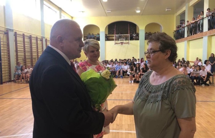 Rok szkolny 2021/2022 oficjalnie można już uznać za zakończony. Pożegnanie ze szkołą miało miejsce w piątek 24 czerwca. Wśród zaproszonych gości głos zabrał Burmistrz Pasłęka Wiesław Śniecikowski, który uroczyście wręczył nominację na stanowisko Dyrektora Szkoły Podstawowej nr 2 w Pasłęku Pani  Agnieszce Cieklińskiej. W tym wyjątkowym dniu pożegnaliśmy pracowników szkoły odchodzących na emeryturę: p. Teresę Miechurską, p. Annę Tokarską, p. Danutę Gęsinę. Z ust Pana Burmistrza, Pani Dyrektor, nauczycieli, pracowników szkoły i uczniów popłynęły podziękowania za wieloletni trud włożony w pracę w naszej szkole. Wyróżniający się wzorową postawą oraz wynikami w nauce uczniowie odebrali nagrody. Na koniec uroczystości wszyscy radośnie zaśpiewali „Wakacje, znów będą wakacje…” Oprawę artystyczną zapewnili nam uczniowie klas VI a i VII c. Po zakończonej akademii wszyscy uczniowie udali się do klas na ostatnie w tym roku szkolnym spotkanie z wychowawcą, gdzie otrzymali świadectwa, a wraz z nimi promocję do kolejnej klasy.  Do zobaczenia we wrześniu :)