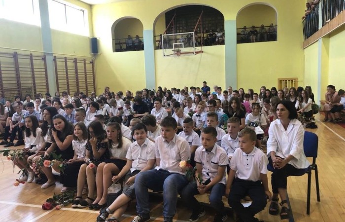 Rok szkolny 2021/2022 oficjalnie można już uznać za zakończony. Pożegnanie ze szkołą miało miejsce w piątek 24 czerwca. Wśród zaproszonych gości głos zabrał Burmistrz Pasłęka Wiesław Śniecikowski, który uroczyście wręczył nominację na stanowisko Dyrektora Szkoły Podstawowej nr 2 w Pasłęku Pani  Agnieszce Cieklińskiej. W tym wyjątkowym dniu pożegnaliśmy pracowników szkoły odchodzących na emeryturę: p. Teresę Miechurską, p. Annę Tokarską, p. Danutę Gęsinę. Z ust Pana Burmistrza, Pani Dyrektor, nauczycieli, pracowników szkoły i uczniów popłynęły podziękowania za wieloletni trud włożony w pracę w naszej szkole. Wyróżniający się wzorową postawą oraz wynikami w nauce uczniowie odebrali nagrody. Na koniec uroczystości wszyscy radośnie zaśpiewali „Wakacje, znów będą wakacje…” Oprawę artystyczną zapewnili nam uczniowie klas VI a i VII c. Po zakończonej akademii wszyscy uczniowie udali się do klas na ostatnie w tym roku szkolnym spotkanie z wychowawcą, gdzie otrzymali świadectwa, a wraz z nimi promocję do kolejnej klasy.  Do zobaczenia we wrześniu :)