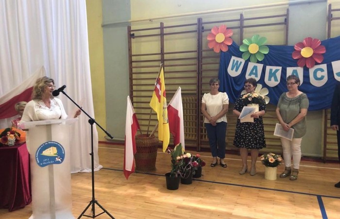 Rok szkolny 2021/2022 oficjalnie można już uznać za zakończony. Pożegnanie ze szkołą miało miejsce w piątek 24 czerwca. Wśród zaproszonych gości głos zabrał Burmistrz Pasłęka Wiesław Śniecikowski, który uroczyście wręczył nominację na stanowisko Dyrektora Szkoły Podstawowej nr 2 w Pasłęku Pani  Agnieszce Cieklińskiej. W tym wyjątkowym dniu pożegnaliśmy pracowników szkoły odchodzących na emeryturę: p. Teresę Miechurską, p. Annę Tokarską, p. Danutę Gęsinę. Z ust Pana Burmistrza, Pani Dyrektor, nauczycieli, pracowników szkoły i uczniów popłynęły podziękowania za wieloletni trud włożony w pracę w naszej szkole. Wyróżniający się wzorową postawą oraz wynikami w nauce uczniowie odebrali nagrody. Na koniec uroczystości wszyscy radośnie zaśpiewali „Wakacje, znów będą wakacje…” Oprawę artystyczną zapewnili nam uczniowie klas VI a i VII c. Po zakończonej akademii wszyscy uczniowie udali się do klas na ostatnie w tym roku szkolnym spotkanie z wychowawcą, gdzie otrzymali świadectwa, a wraz z nimi promocję do kolejnej klasy.  Do zobaczenia we wrześniu :)