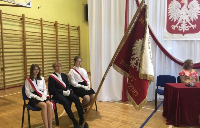 Rok szkolny 2021/2022 oficjalnie można już uznać za zakończony. Pożegnanie ze szkołą miało miejsce w piątek 24 czerwca. Wśród zaproszonych gości głos zabrał Burmistrz Pasłęka Wiesław Śniecikowski, który uroczyście wręczył nominację na stanowisko Dyrektora Szkoły Podstawowej nr 2 w Pasłęku Pani  Agnieszce Cieklińskiej. W tym wyjątkowym dniu pożegnaliśmy pracowników szkoły odchodzących na emeryturę: p. Teresę Miechurską, p. Annę Tokarską, p. Danutę Gęsinę. Z ust Pana Burmistrza, Pani Dyrektor, nauczycieli, pracowników szkoły i uczniów popłynęły podziękowania za wieloletni trud włożony w pracę w naszej szkole. Wyróżniający się wzorową postawą oraz wynikami w nauce uczniowie odebrali nagrody. Na koniec uroczystości wszyscy radośnie zaśpiewali „Wakacje, znów będą wakacje…” Oprawę artystyczną zapewnili nam uczniowie klas VI a i VII c. Po zakończonej akademii wszyscy uczniowie udali się do klas na ostatnie w tym roku szkolnym spotkanie z wychowawcą, gdzie otrzymali świadectwa, a wraz z nimi promocję do kolejnej klasy.  Do zobaczenia we wrześniu :)