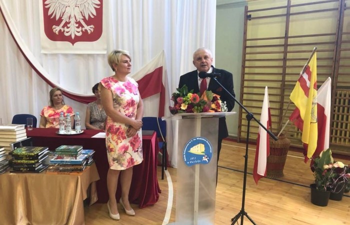 Rok szkolny 2021/2022 oficjalnie można już uznać za zakończony. Pożegnanie ze szkołą miało miejsce w piątek 24 czerwca. Wśród zaproszonych gości głos zabrał Burmistrz Pasłęka Wiesław Śniecikowski, który uroczyście wręczył nominację na stanowisko Dyrektora Szkoły Podstawowej nr 2 w Pasłęku Pani  Agnieszce Cieklińskiej. W tym wyjątkowym dniu pożegnaliśmy pracowników szkoły odchodzących na emeryturę: p. Teresę Miechurską, p. Annę Tokarską, p. Danutę Gęsinę. Z ust Pana Burmistrza, Pani Dyrektor, nauczycieli, pracowników szkoły i uczniów popłynęły podziękowania za wieloletni trud włożony w pracę w naszej szkole. Wyróżniający się wzorową postawą oraz wynikami w nauce uczniowie odebrali nagrody. Na koniec uroczystości wszyscy radośnie zaśpiewali „Wakacje, znów będą wakacje…” Oprawę artystyczną zapewnili nam uczniowie klas VI a i VII c. Po zakończonej akademii wszyscy uczniowie udali się do klas na ostatnie w tym roku szkolnym spotkanie z wychowawcą, gdzie otrzymali świadectwa, a wraz z nimi promocję do kolejnej klasy.  Do zobaczenia we wrześniu :)