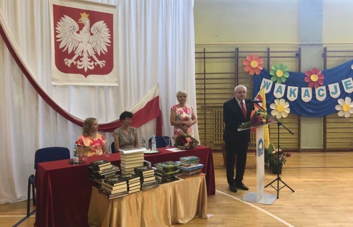 Rok szkolny 2021/2022 oficjalnie można już uznać za zakończony. Pożegnanie ze szkołą miało miejsce w piątek 24 czerwca. Wśród zaproszonych gości głos zabrał Burmistrz Pasłęka Wiesław Śniecikowski, który uroczyście wręczył nominację na stanowisko Dyrektora Szkoły Podstawowej nr 2 w Pasłęku Pani  Agnieszce Cieklińskiej. W tym wyjątkowym dniu pożegnaliśmy pracowników szkoły odchodzących na emeryturę: p. Teresę Miechurską, p. Annę Tokarską, p. Danutę Gęsinę. Z ust Pana Burmistrza, Pani Dyrektor, nauczycieli, pracowników szkoły i uczniów popłynęły podziękowania za wieloletni trud włożony w pracę w naszej szkole. Wyróżniający się wzorową postawą oraz wynikami w nauce uczniowie odebrali nagrody. Na koniec uroczystości wszyscy radośnie zaśpiewali „Wakacje, znów będą wakacje…” Oprawę artystyczną zapewnili nam uczniowie klas VI a i VII c. Po zakończonej akademii wszyscy uczniowie udali się do klas na ostatnie w tym roku szkolnym spotkanie z wychowawcą, gdzie otrzymali świadectwa, a wraz z nimi promocję do kolejnej klasy.  Do zobaczenia we wrześniu :)