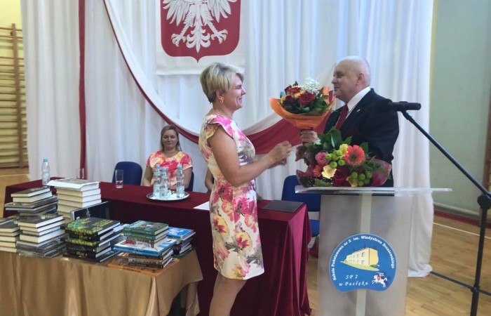 Rok szkolny 2021/2022 oficjalnie można już uznać za zakończony. Pożegnanie ze szkołą miało miejsce w piątek 24 czerwca. Wśród zaproszonych gości głos zabrał Burmistrz Pasłęka Wiesław Śniecikowski, który uroczyście wręczył nominację na stanowisko Dyrektora Szkoły Podstawowej nr 2 w Pasłęku Pani  Agnieszce Cieklińskiej. W tym wyjątkowym dniu pożegnaliśmy pracowników szkoły odchodzących na emeryturę: p. Teresę Miechurską, p. Annę Tokarską, p. Danutę Gęsinę. Z ust Pana Burmistrza, Pani Dyrektor, nauczycieli, pracowników szkoły i uczniów popłynęły podziękowania za wieloletni trud włożony w pracę w naszej szkole. Wyróżniający się wzorową postawą oraz wynikami w nauce uczniowie odebrali nagrody. Na koniec uroczystości wszyscy radośnie zaśpiewali „Wakacje, znów będą wakacje…” Oprawę artystyczną zapewnili nam uczniowie klas VI a i VII c. Po zakończonej akademii wszyscy uczniowie udali się do klas na ostatnie w tym roku szkolnym spotkanie z wychowawcą, gdzie otrzymali świadectwa, a wraz z nimi promocję do kolejnej klasy.  Do zobaczenia we wrześniu :)