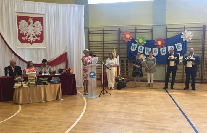 Rok szkolny 2021/2022 oficjalnie można już uznać za zakończony. Pożegnanie ze szkołą miało miejsce w piątek 24 czerwca. Wśród zaproszonych gości głos zabrał Burmistrz Pasłęka Wiesław Śniecikowski, który uroczyście wręczył nominację na stanowisko Dyrektora Szkoły Podstawowej nr 2 w Pasłęku Pani  Agnieszce Cieklińskiej. W tym wyjątkowym dniu pożegnaliśmy pracowników szkoły odchodzących na emeryturę: p. Teresę Miechurską, p. Annę Tokarską, p. Danutę Gęsinę. Z ust Pana Burmistrza, Pani Dyrektor, nauczycieli, pracowników szkoły i uczniów popłynęły podziękowania za wieloletni trud włożony w pracę w naszej szkole. Wyróżniający się wzorową postawą oraz wynikami w nauce uczniowie odebrali nagrody. Na koniec uroczystości wszyscy radośnie zaśpiewali „Wakacje, znów będą wakacje…” Oprawę artystyczną zapewnili nam uczniowie klas VI a i VII c. Po zakończonej akademii wszyscy uczniowie udali się do klas na ostatnie w tym roku szkolnym spotkanie z wychowawcą, gdzie otrzymali świadectwa, a wraz z nimi promocję do kolejnej klasy.  Do zobaczenia we wrześniu :)