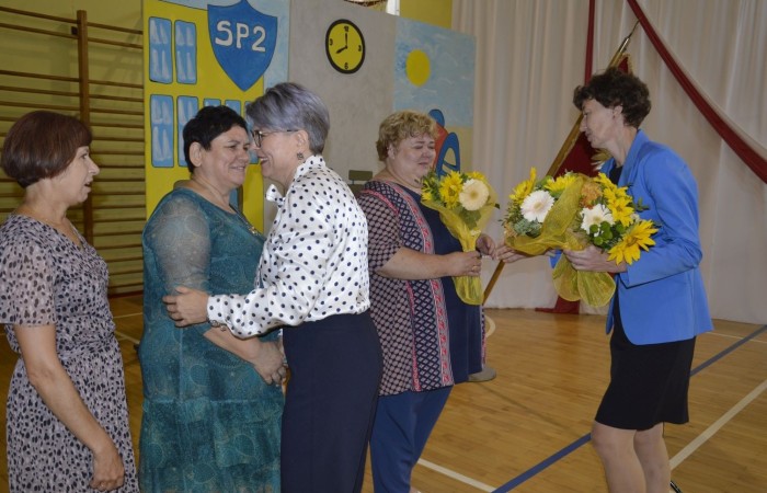 Podczas uroczystości kwiaty i podziękowania za wieloletnią pracę w zawodzie otrzymali:
p. Aniela Chylińska, p. Danuta Prokop, p. Ewa Kilian, które w szkole pracują od 35 lat
oraz p. Beata Ziębicka pełniąca funkcję pedagoga szkolnego od 20 lat.