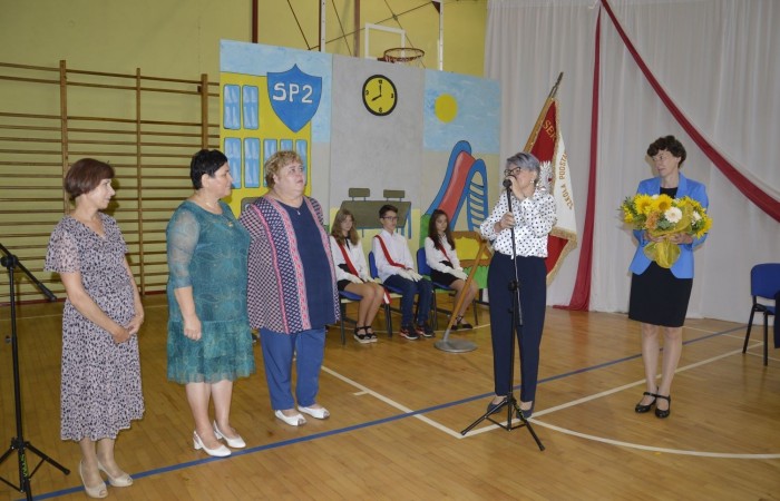 Podczas uroczystości kwiaty i podziękowania za wieloletnią pracę w zawodzie otrzymali:
p. Aniela Chylińska, p. Danuta Prokop, p. Ewa Kilian, które w szkole pracują od 35 lat
oraz p. Beata Ziębicka pełniąca funkcję pedagoga szkolnego od 20 lat.