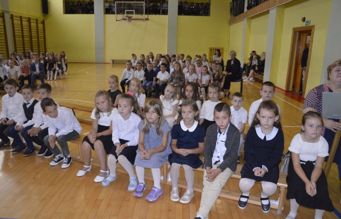 1 września spotkaliśmy się w sali gimnastycznej, aby rozpocząć rok szkolny 2022/2023. Tego dnia odbyło się także pasowanie klas pierwszych a uczniowie poznali swoich nowych wychowawców (klasa Ia pani Danuta Prokop, klasa Ib pani Ewa Kilian). Było to ważne wydarzenie i wielkie przeżycie dla dzieci i ich rodziców.
Każdy pierwszak ślubował na sztandar szkoły i  składał obietnicę bycia dobrym uczniem. Następnie, przy pomocy wielkiego ołówka, był pasowany przez panią dyrektor Agnieszkę Cieklińską na ucznia Szkoły Podstawowej nr 2 w Pasłęku.
Po uroczystości pierwszaki udali się do klas, gdzie otrzymali drobne upominki (dyplomy i teczki) ufundowane przez Radę Rodziców.