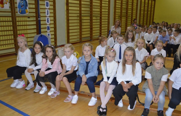 1 września spotkaliśmy się w sali gimnastycznej, aby rozpocząć rok szkolny 2022/2023. Tego dnia odbyło się także pasowanie klas pierwszych a uczniowie poznali swoich nowych wychowawców (klasa Ia pani Danuta Prokop, klasa Ib pani Ewa Kilian). Było to ważne wydarzenie i wielkie przeżycie dla dzieci i ich rodziców.
Każdy pierwszak ślubował na sztandar szkoły i  składał obietnicę bycia dobrym uczniem. Następnie, przy pomocy wielkiego ołówka, był pasowany przez panią dyrektor Agnieszkę Cieklińską na ucznia Szkoły Podstawowej nr 2 w Pasłęku.
Po uroczystości pierwszaki udali się do klas, gdzie otrzymali drobne upominki (dyplomy i teczki) ufundowane przez Radę Rodziców.