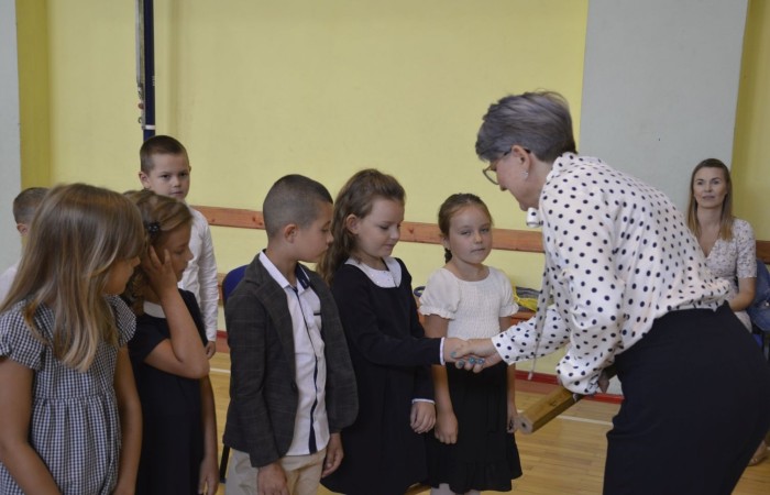 1 września spotkaliśmy się w sali gimnastycznej, aby rozpocząć rok szkolny 2022/2023. Tego dnia odbyło się także pasowanie klas pierwszych a uczniowie poznali swoich nowych wychowawców (klasa Ia pani Danuta Prokop, klasa Ib pani Ewa Kilian). Było to ważne wydarzenie i wielkie przeżycie dla dzieci i ich rodziców.
Każdy pierwszak ślubował na sztandar szkoły i  składał obietnicę bycia dobrym uczniem. Następnie, przy pomocy wielkiego ołówka, był pasowany przez panią dyrektor Agnieszkę Cieklińską na ucznia Szkoły Podstawowej nr 2 w Pasłęku.
Po uroczystości pierwszaki udali się do klas, gdzie otrzymali drobne upominki (dyplomy i teczki) ufundowane przez Radę Rodziców.