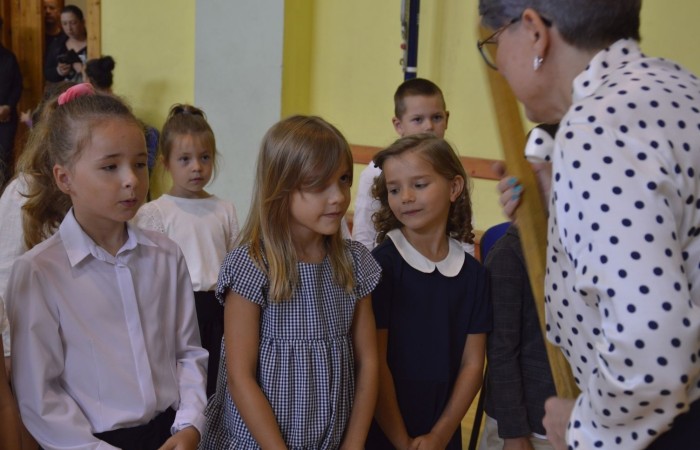 1 września spotkaliśmy się w sali gimnastycznej, aby rozpocząć rok szkolny 2022/2023. Tego dnia odbyło się także pasowanie klas pierwszych a uczniowie poznali swoich nowych wychowawców (klasa Ia pani Danuta Prokop, klasa Ib pani Ewa Kilian). Było to ważne wydarzenie i wielkie przeżycie dla dzieci i ich rodziców.
Każdy pierwszak ślubował na sztandar szkoły i  składał obietnicę bycia dobrym uczniem. Następnie, przy pomocy wielkiego ołówka, był pasowany przez panią dyrektor Agnieszkę Cieklińską na ucznia Szkoły Podstawowej nr 2 w Pasłęku.
Po uroczystości pierwszaki udali się do klas, gdzie otrzymali drobne upominki (dyplomy i teczki) ufundowane przez Radę Rodziców.