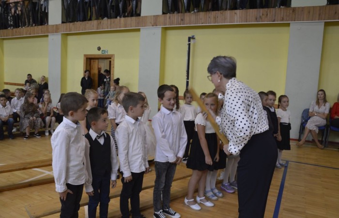 1 września spotkaliśmy się w sali gimnastycznej, aby rozpocząć rok szkolny 2022/2023. Tego dnia odbyło się także pasowanie klas pierwszych a uczniowie poznali swoich nowych wychowawców (klasa Ia pani Danuta Prokop, klasa Ib pani Ewa Kilian). Było to ważne wydarzenie i wielkie przeżycie dla dzieci i ich rodziców.
Każdy pierwszak ślubował na sztandar szkoły i  składał obietnicę bycia dobrym uczniem. Następnie, przy pomocy wielkiego ołówka, był pasowany przez panią dyrektor Agnieszkę Cieklińską na ucznia Szkoły Podstawowej nr 2 w Pasłęku.
Po uroczystości pierwszaki udali się do klas, gdzie otrzymali drobne upominki (dyplomy i teczki) ufundowane przez Radę Rodziców.