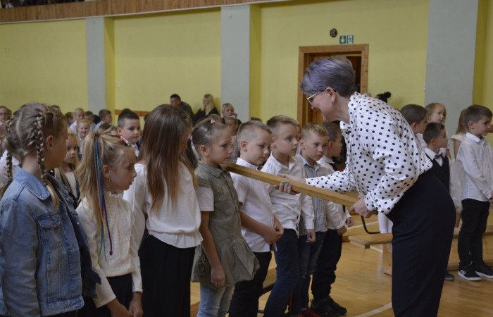 1 września spotkaliśmy się w sali gimnastycznej, aby rozpocząć rok szkolny 2022/2023. Tego dnia odbyło się także pasowanie klas pierwszych a uczniowie poznali swoich nowych wychowawców (klasa Ia pani Danuta Prokop, klasa Ib pani Ewa Kilian). Było to ważne wydarzenie i wielkie przeżycie dla dzieci i ich rodziców.
Każdy pierwszak ślubował na sztandar szkoły i  składał obietnicę bycia dobrym uczniem. Następnie, przy pomocy wielkiego ołówka, był pasowany przez panią dyrektor Agnieszkę Cieklińską na ucznia Szkoły Podstawowej nr 2 w Pasłęku.
Po uroczystości pierwszaki udali się do klas, gdzie otrzymali drobne upominki (dyplomy i teczki) ufundowane przez Radę Rodziców.