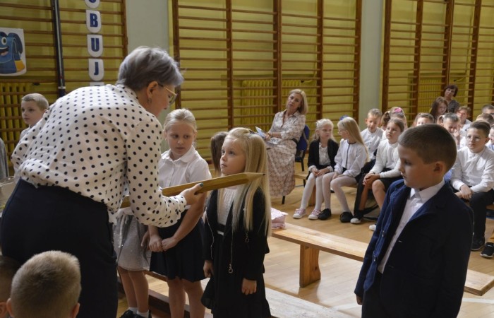 1 września spotkaliśmy się w sali gimnastycznej, aby rozpocząć rok szkolny 2022/2023. Tego dnia odbyło się także pasowanie klas pierwszych a uczniowie poznali swoich nowych wychowawców (klasa Ia pani Danuta Prokop, klasa Ib pani Ewa Kilian). Było to ważne wydarzenie i wielkie przeżycie dla dzieci i ich rodziców.
Każdy pierwszak ślubował na sztandar szkoły i  składał obietnicę bycia dobrym uczniem. Następnie, przy pomocy wielkiego ołówka, był pasowany przez panią dyrektor Agnieszkę Cieklińską na ucznia Szkoły Podstawowej nr 2 w Pasłęku.
Po uroczystości pierwszaki udali się do klas, gdzie otrzymali drobne upominki (dyplomy i teczki) ufundowane przez Radę Rodziców.