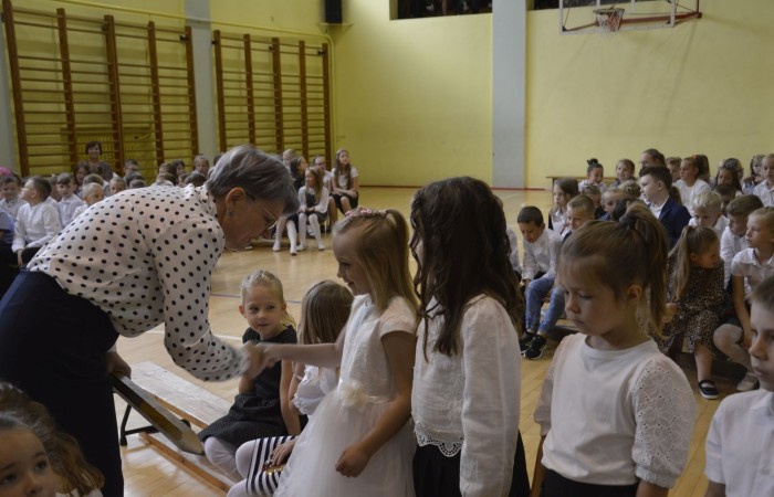 1 września spotkaliśmy się w sali gimnastycznej, aby rozpocząć rok szkolny 2022/2023. Tego dnia odbyło się także pasowanie klas pierwszych a uczniowie poznali swoich nowych wychowawców (klasa Ia pani Danuta Prokop, klasa Ib pani Ewa Kilian). Było to ważne wydarzenie i wielkie przeżycie dla dzieci i ich rodziców.
Każdy pierwszak ślubował na sztandar szkoły i  składał obietnicę bycia dobrym uczniem. Następnie, przy pomocy wielkiego ołówka, był pasowany przez panią dyrektor Agnieszkę Cieklińską na ucznia Szkoły Podstawowej nr 2 w Pasłęku.
Po uroczystości pierwszaki udali się do klas, gdzie otrzymali drobne upominki (dyplomy i teczki) ufundowane przez Radę Rodziców.