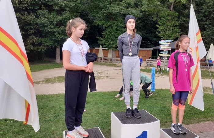 Pierwsza sportowa impreza roku szkolnego 2022/2023 - Jesienne Biegi Przełajowe 16.09.2022 r. w Parku Ekologicznym już za nami.
Pogoda dopisała i wzięliśmy wniej udział liczną grupą reprezentantów klas IV – VIII.  Łącznie w dziesięciu biegach wystartowało 24 uczniów naszej szkoły – 11 dziewcząt i 13 chłopców. Oto najlepsze z uzyskanych wyników:
 w biegu kl. 4
Kacper Dembski  - 2 miejsce

w biegu kl. 5
Lidia Szuniewicz  - 1 miejsce

w biegu kl. 6
EmiliaWiśniewska   - 2 miejsce
Paweł Lenard - 4 miejsce
Lena Kędzierska  - 6 miejsce

w biegu kl. 7
Blanka Krawczyk   - 1 miejsce
Dominika Juchniewicz - 2 miejsce
Michał Hulanicki   - 2 miejsce

w biegu kl. 8
Julia Nadziejko  - 2 miejsce
Tomasz Słowiński  - 4 miejsce
Marcel Dorożyński  - 5 miejsce
Dawid Jasek  - 6 miejsce

     W trakcie zawodów, podsumowano także  lekkoatletyczną rywalizację w poprzednim roku szkolnym 2021/2022. Zarówno w kategorii dziewcząt jak i chłopców Szkoła Podstawowa nr 2 w Pasłęku zajęła I miejsce.