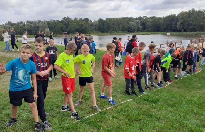 Pierwsza sportowa impreza roku szkolnego 2022/2023 - Jesienne Biegi Przełajowe 16.09.2022 r. w Parku Ekologicznym już za nami.
Pogoda dopisała i wzięliśmy wniej udział liczną grupą reprezentantów klas IV – VIII.  Łącznie w dziesięciu biegach wystartowało 24 uczniów naszej szkoły – 11 dziewcząt i 13 chłopców. Oto najlepsze z uzyskanych wyników:
 w biegu kl. 4
Kacper Dembski  - 2 miejsce

w biegu kl. 5
Lidia Szuniewicz  - 1 miejsce

w biegu kl. 6
EmiliaWiśniewska   - 2 miejsce
Paweł Lenard - 4 miejsce
Lena Kędzierska  - 6 miejsce

w biegu kl. 7
Blanka Krawczyk   - 1 miejsce
Dominika Juchniewicz - 2 miejsce
Michał Hulanicki   - 2 miejsce

w biegu kl. 8
Julia Nadziejko  - 2 miejsce
Tomasz Słowiński  - 4 miejsce
Marcel Dorożyński  - 5 miejsce
Dawid Jasek  - 6 miejsce

     W trakcie zawodów, podsumowano także  lekkoatletyczną rywalizację w poprzednim roku szkolnym 2021/2022. Zarówno w kategorii dziewcząt jak i chłopców Szkoła Podstawowa nr 2 w Pasłęku zajęła I miejsce.