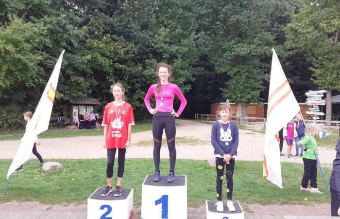 Pierwsza sportowa impreza roku szkolnego 2022/2023 - Jesienne Biegi Przełajowe 16.09.2022 r. w Parku Ekologicznym już za nami.
Pogoda dopisała i wzięliśmy wniej udział liczną grupą reprezentantów klas IV – VIII.  Łącznie w dziesięciu biegach wystartowało 24 uczniów naszej szkoły – 11 dziewcząt i 13 chłopców. Oto najlepsze z uzyskanych wyników:
 w biegu kl. 4
Kacper Dembski  - 2 miejsce

w biegu kl. 5
Lidia Szuniewicz  - 1 miejsce

w biegu kl. 6
EmiliaWiśniewska   - 2 miejsce
Paweł Lenard - 4 miejsce
Lena Kędzierska  - 6 miejsce

w biegu kl. 7
Blanka Krawczyk   - 1 miejsce
Dominika Juchniewicz - 2 miejsce
Michał Hulanicki   - 2 miejsce

w biegu kl. 8
Julia Nadziejko  - 2 miejsce
Tomasz Słowiński  - 4 miejsce
Marcel Dorożyński  - 5 miejsce
Dawid Jasek  - 6 miejsce

     W trakcie zawodów, podsumowano także  lekkoatletyczną rywalizację w poprzednim roku szkolnym 2021/2022. Zarówno w kategorii dziewcząt jak i chłopców Szkoła Podstawowa nr 2 w Pasłęku zajęła I miejsce.