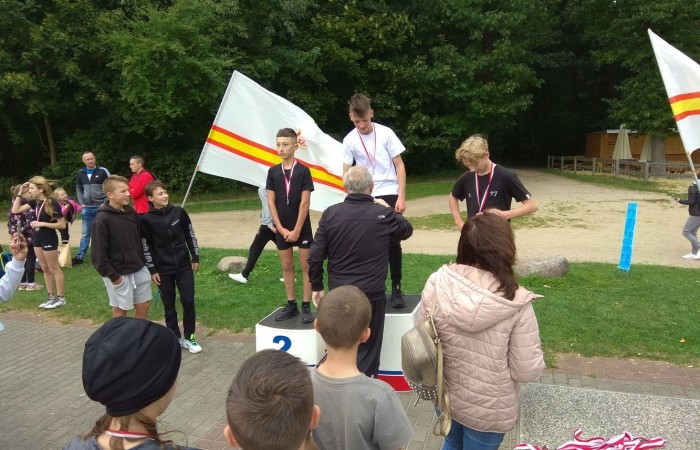 Pierwsza sportowa impreza roku szkolnego 2022/2023 - Jesienne Biegi Przełajowe 16.09.2022 r. w Parku Ekologicznym już za nami.
Pogoda dopisała i wzięliśmy wniej udział liczną grupą reprezentantów klas IV – VIII.  Łącznie w dziesięciu biegach wystartowało 24 uczniów naszej szkoły – 11 dziewcząt i 13 chłopców. Oto najlepsze z uzyskanych wyników:
 w biegu kl. 4
Kacper Dembski  - 2 miejsce

w biegu kl. 5
Lidia Szuniewicz  - 1 miejsce

w biegu kl. 6
EmiliaWiśniewska   - 2 miejsce
Paweł Lenard - 4 miejsce
Lena Kędzierska  - 6 miejsce

w biegu kl. 7
Blanka Krawczyk   - 1 miejsce
Dominika Juchniewicz - 2 miejsce
Michał Hulanicki   - 2 miejsce

w biegu kl. 8
Julia Nadziejko  - 2 miejsce
Tomasz Słowiński  - 4 miejsce
Marcel Dorożyński  - 5 miejsce
Dawid Jasek  - 6 miejsce

     W trakcie zawodów, podsumowano także  lekkoatletyczną rywalizację w poprzednim roku szkolnym 2021/2022. Zarówno w kategorii dziewcząt jak i chłopców Szkoła Podstawowa nr 2 w Pasłęku zajęła I miejsce.