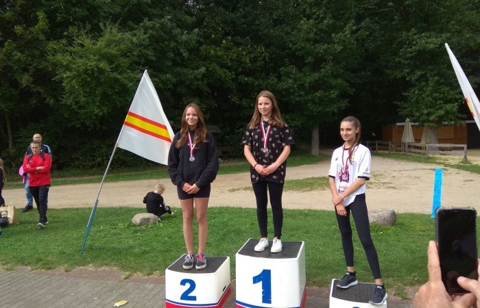 Pierwsza sportowa impreza roku szkolnego 2022/2023 - Jesienne Biegi Przełajowe 16.09.2022 r. w Parku Ekologicznym już za nami.
Pogoda dopisała i wzięliśmy wniej udział liczną grupą reprezentantów klas IV – VIII.  Łącznie w dziesięciu biegach wystartowało 24 uczniów naszej szkoły – 11 dziewcząt i 13 chłopców. Oto najlepsze z uzyskanych wyników:
 w biegu kl. 4
Kacper Dembski  - 2 miejsce

w biegu kl. 5
Lidia Szuniewicz  - 1 miejsce

w biegu kl. 6
EmiliaWiśniewska   - 2 miejsce
Paweł Lenard - 4 miejsce
Lena Kędzierska  - 6 miejsce

w biegu kl. 7
Blanka Krawczyk   - 1 miejsce
Dominika Juchniewicz - 2 miejsce
Michał Hulanicki   - 2 miejsce

w biegu kl. 8
Julia Nadziejko  - 2 miejsce
Tomasz Słowiński  - 4 miejsce
Marcel Dorożyński  - 5 miejsce
Dawid Jasek  - 6 miejsce

     W trakcie zawodów, podsumowano także  lekkoatletyczną rywalizację w poprzednim roku szkolnym 2021/2022. Zarówno w kategorii dziewcząt jak i chłopców Szkoła Podstawowa nr 2 w Pasłęku zajęła I miejsce.