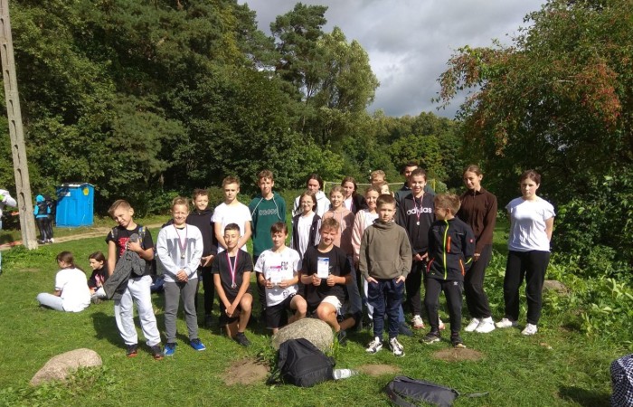 Pierwsza sportowa impreza roku szkolnego 2022/2023 - Jesienne Biegi Przełajowe 16.09.2022 r. w Parku Ekologicznym już za nami.
Pogoda dopisała i wzięliśmy wniej udział liczną grupą reprezentantów klas IV – VIII.  Łącznie w dziesięciu biegach wystartowało 24 uczniów naszej szkoły – 11 dziewcząt i 13 chłopców. Oto najlepsze z uzyskanych wyników:
 w biegu kl. 4
Kacper Dembski  - 2 miejsce

w biegu kl. 5
Lidia Szuniewicz  - 1 miejsce

w biegu kl. 6
EmiliaWiśniewska   - 2 miejsce
Paweł Lenard - 4 miejsce
Lena Kędzierska  - 6 miejsce

w biegu kl. 7
Blanka Krawczyk   - 1 miejsce
Dominika Juchniewicz - 2 miejsce
Michał Hulanicki   - 2 miejsce

w biegu kl. 8
Julia Nadziejko  - 2 miejsce
Tomasz Słowiński  - 4 miejsce
Marcel Dorożyński  - 5 miejsce
Dawid Jasek  - 6 miejsce

     W trakcie zawodów, podsumowano także  lekkoatletyczną rywalizację w poprzednim roku szkolnym 2021/2022. Zarówno w kategorii dziewcząt jak i chłopców Szkoła Podstawowa nr 2 w Pasłęku zajęła I miejsce.