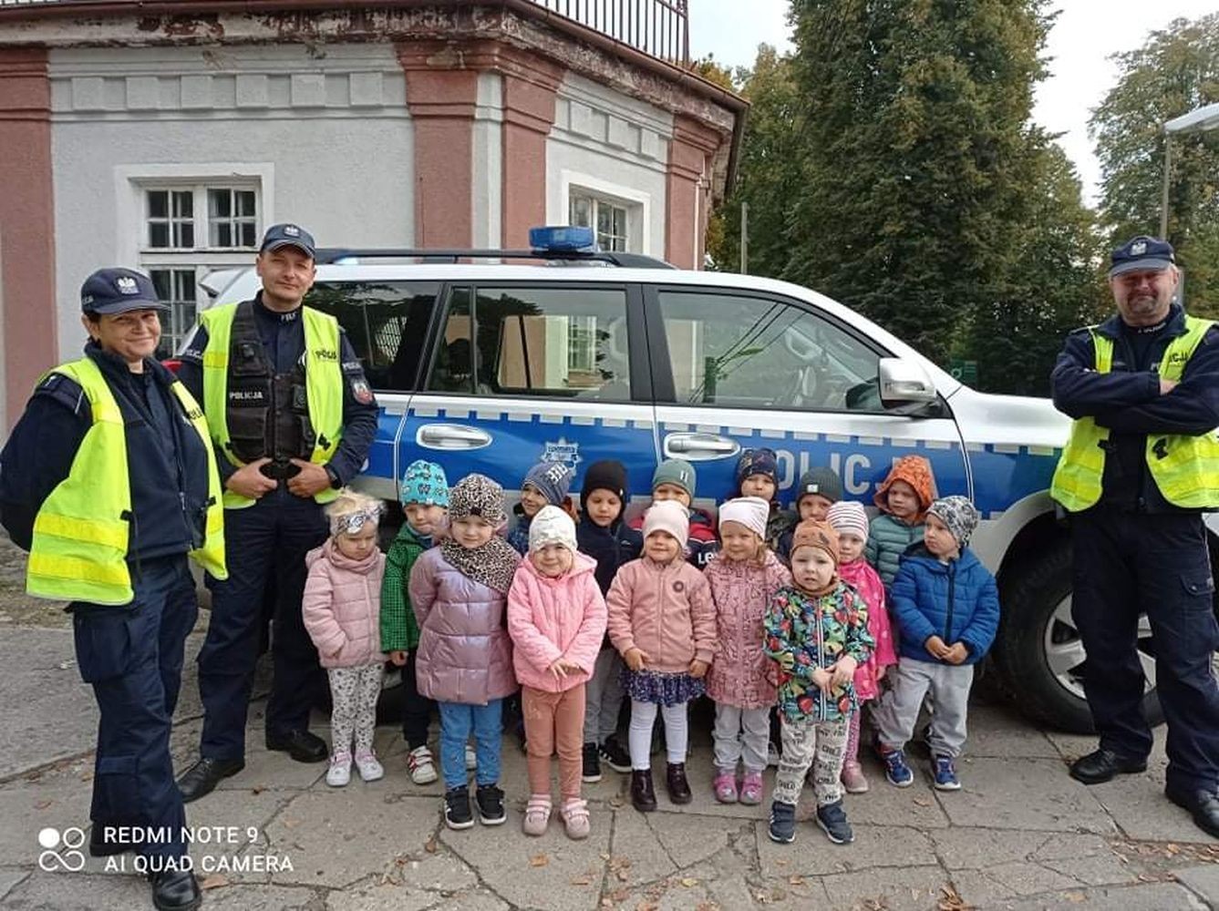 W poniedziałek 26.09. nasze przedszkolaki gościły u siebie funkcjonariuszy Policji. Podczas spotkania rozmawialiśmy na temat przepisów ruchu drogowego i konieczności ich przestrzegania, utrwaliliśmy znajomość niektórych znaków drogowych, a także ćwiczyliśmy właściwe przechodzenie przez jezdnię. Była to niezwykle cenna lekcja dla nas wszystkich. 
Serdecznie dziękujemy policjantom z Posterunku Policji w Pasłęku  za poświęcony czas :)
