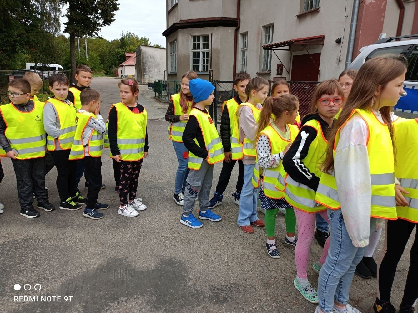 Jak zachowywać się na drodze, żeby bezpiecznie iść do szkoły i wrócić do domu?
Tę wiedzę przekazali  nam doświadczeni policjanci pasłęckiej policji.
                                Dziękujemy!!!
